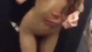Una moglie araba dal culo grasso ha mostrato a suo marito uno spogliarello e ha porno giovani amatoriali piantato la sua pecorina sul suo cazzo davanti a una videocamera.